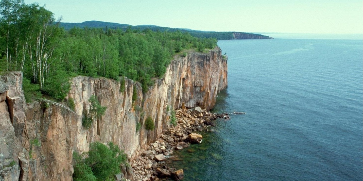 HoĹ™ejĹˇĂ­ jezero je nejvÄ›tĹˇĂ­ a nejhlubĹˇĂ­Â jezeroÂ z pÄ›tiÂ VelkĂ˝ch jezerÂ vÂ SevernĂ­ Americe s objemem vody 12Â 100Â kilometrĹŻ krychlovĂ˝ch. (Kredit Wikipedia, volnĂ© dĂ­lo)