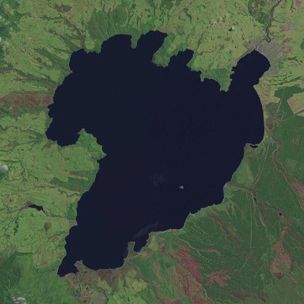 Kaldera supervulkánu v podobě jezera Taupo, Nový Zéland. Kredit: NASA World Wind.
