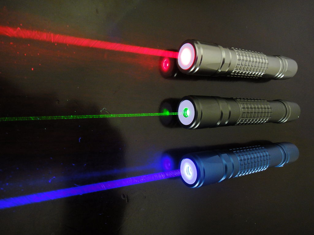 VÂ kaĹľdĂ©m laserovĂ©m ukazovĂˇtku se ukrĂ˝vĂˇ tepelnĂ© peklo elekronĹŻ. Kredit: Netweb01 / Wikimedia Commons.