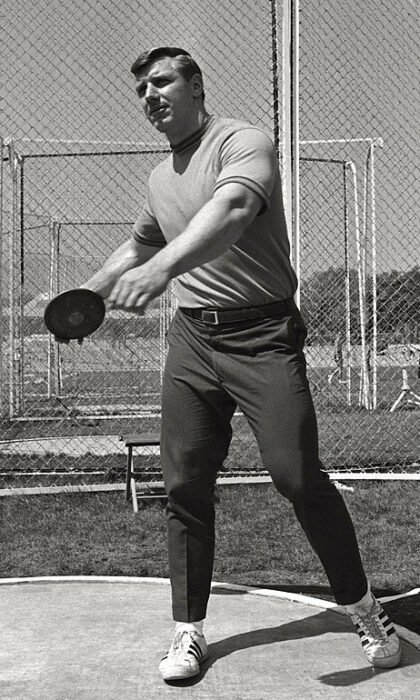 Legendární diskař Alfred Oerter v roce 1968. Kredit: Mario De Biasi, Wikipedia, veřejná doména).