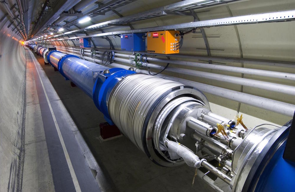 K urychlovaným protonům LHC by se člověk vešel je těžko. Kredit: LHC.
