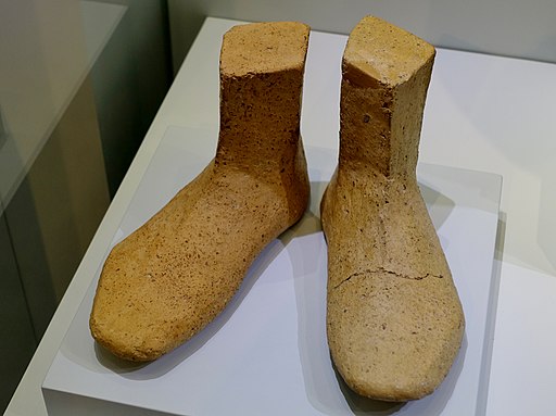 Socha bohyně ve svatyni u Anemospilia měla boty z páleného jílu, 1700 až 1650 před n. l. Archeologické muzeum v Irakliu (Hérakleon) na Krétě. Kredit: Olaf Tausch, Wikimedia Commons.