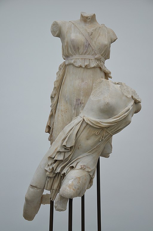 Artemis unáší Ifigenii. Ny Carlsberg Glyptotek Copenhagen. Kredit: Carole Raddato, Wikimedia Commons.