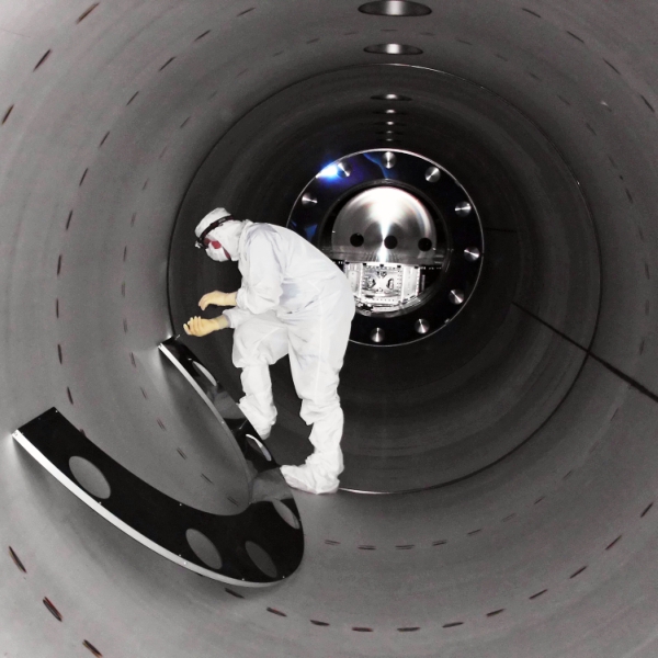 V útrobách detektoru LIGO. Kredit: Caltech / MIT / LIGO Lab.