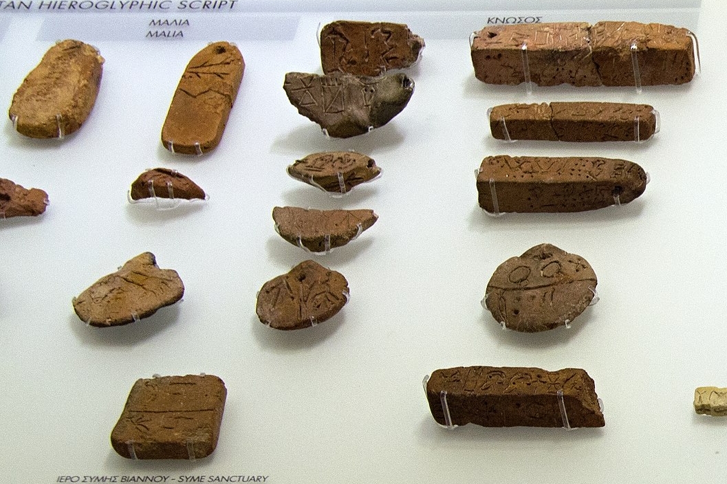 Nápisy krétským (minojským) hieroglyfickým písmem z různých míst Kréty, 2100-1700 před n. l. Archeologické muzeum v Irakliu (Herakleonu). Kredit: Zde, Wikimedia Commons. Licence CC 4.0.