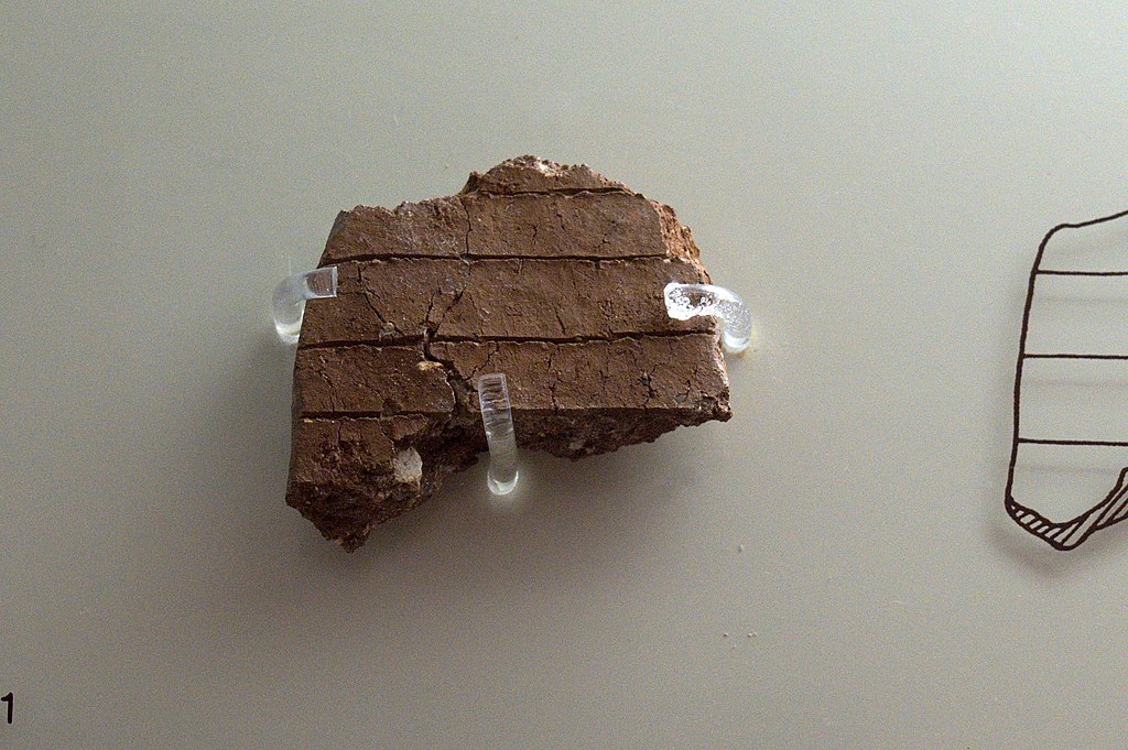 Nepopsaná tabulka, přichystaná pro zápis v lineárním písmu B, z kultovního centra v Mykénách, 1250-1180 před n. l. Archeologické muzeum v Mykénách, MM 2066. Kredit: Zde, Wikimedia Commons. Licence CC 4.0.