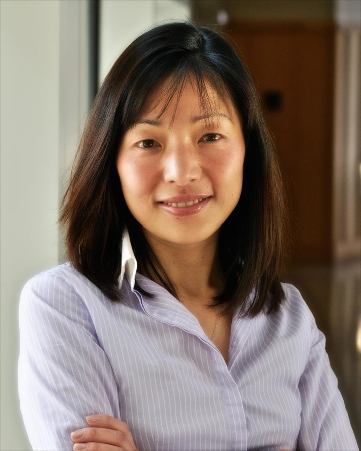 Popiska Akiko Iwasaki, imunoložka na Howard Hughes Medical Institute, profesorka na Yale University v New Haven, USA. (Kredit: YU)
