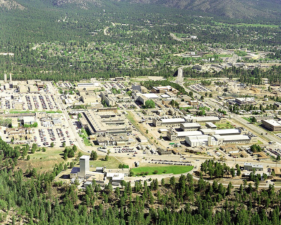 Los Alamos (1995). Kredit: Los Alamos National Laboratory, Wikimedia Commons.