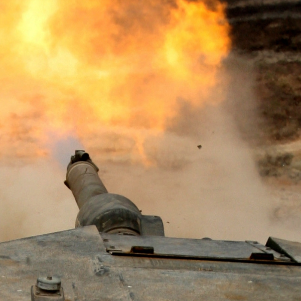 Výstřel z tanku M1A1 Abrams. Kredit: U. S. Marine Corps.