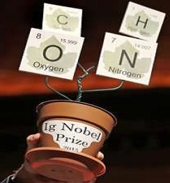 LetoĹˇnĂ­ Ig Nobel trofej, je vyrobena z kvÄ›tinĂˇÄŤe a lĂ­stkĹŻ, kterĂ© se dajĂ­ ÄŤĂ­st jako 