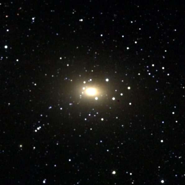 PĹ™Ă­zraÄŤnĂ© vejce eliptickĂ© galaxie Maffei 1. Kredit: Two Micron All Sky Survey (2MASS) / Wikimedia Commons.