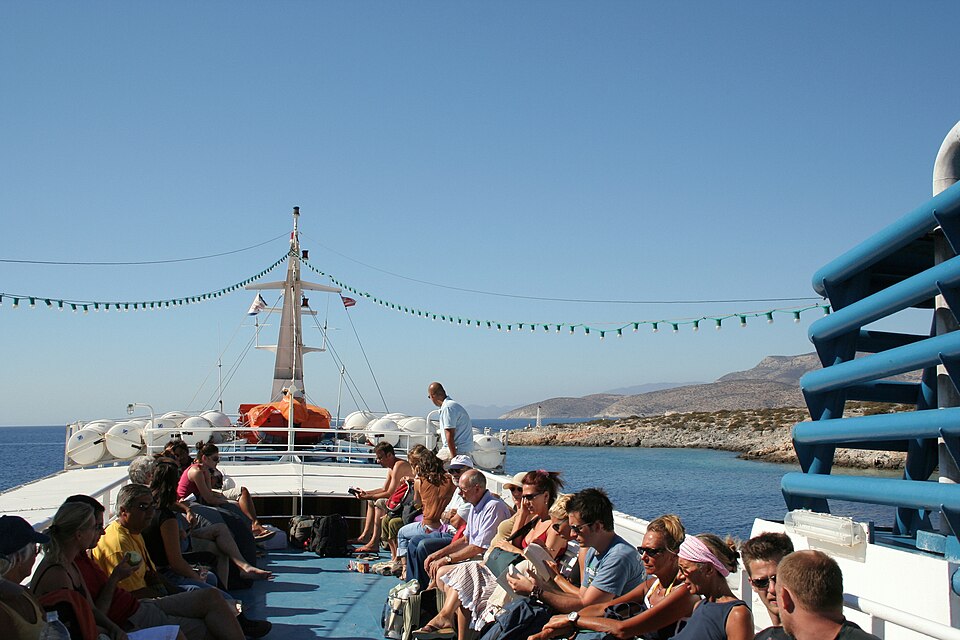 Epres Skopelitis připlouvá k ostrovu Irakleia. Kredit: Zde, Wikimedia Commons. Licence CC 4.0.