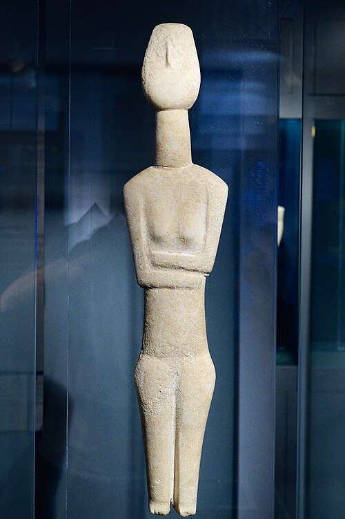 Stylizovaná postava ženy, asi bohyně nebo kněžky, varieta Spedos, mramor, 71 cm, asi z Koufonisi, EC II, 2800 až 2300 před n. l. Goulandrisovo Muzeum kykladského umění v Athénách, NG 257. Kredit: Zde, Wikimedia Commons. Licence CC 4.0.