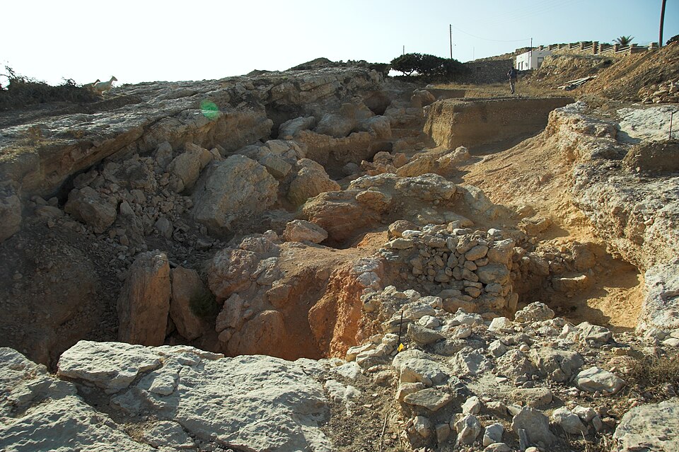 Sídliště a pohřebiště u Kato Mili na Pano Koufonisi, raná doba bronzova, EC II, 2800 až 2300 před n. l. Stav vykopávek v roce 2009. Kredit: Zde, Wikimedia Commons. Licence CC 3.0.