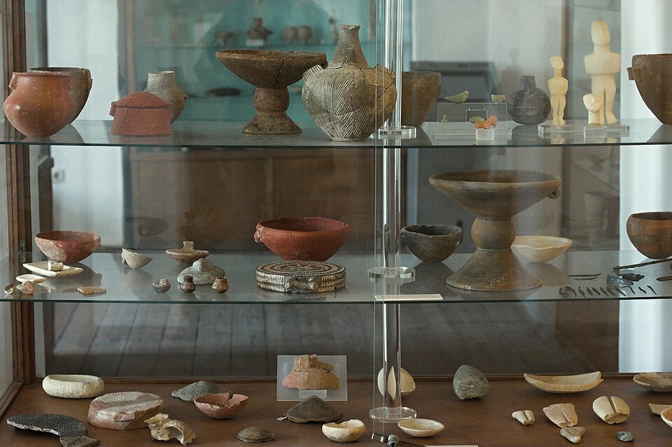 Část nálezů z Koufonisí, hlavně z pohřebiště Agrilia u Kato Mili na Pano Koufonisi. Archeologické muzeum na Naxu, skříň 12. Kredit: Zde, Wikimedia Commons. Licence CC 3.0.