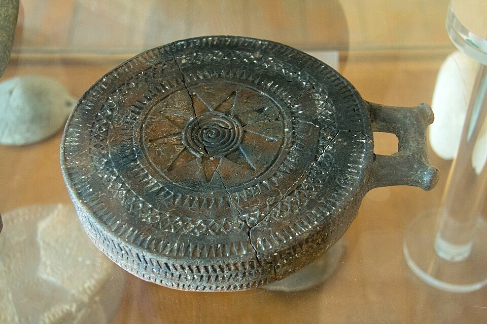 Kykladská standarta z pohřebiště u Kato Mili na Pano Koufonisi, 2800-2500 před n. l. Archeologické muzeum na Naxu, skříň 12. Kredit: Zde, Wikimedia Commons. Licence CC 3.0.