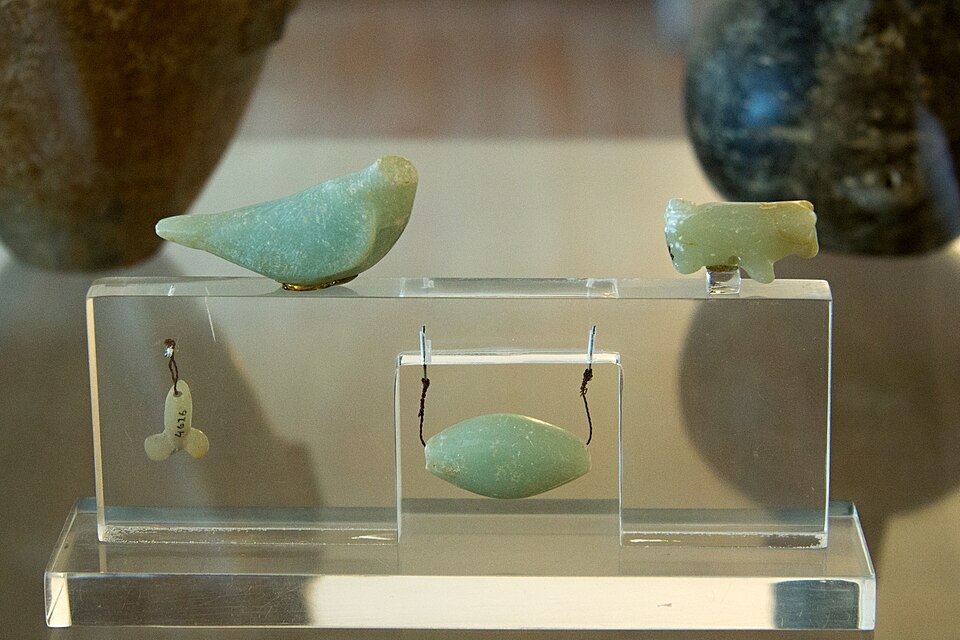 Drobné šperky z Agrilia na Pano Koufonisi, polodrahokamy, 2800 až 2300 před n. l. Archeologické muzeum na Naxu, skříň 12. Kredit: Zde, Wikimedia Commons. Licence CC 3.0.