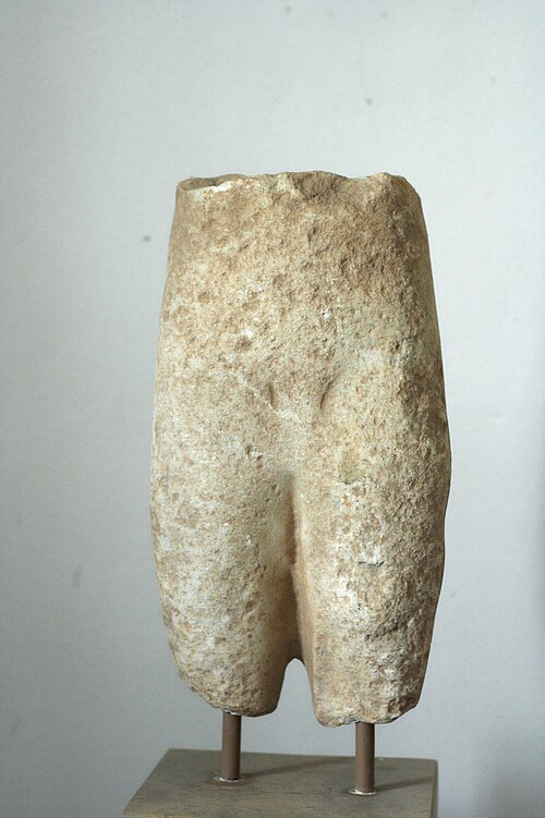 Torzo menšího kúra z Pano Koufonisi, mramor, 29 cm, 6. století před n. l. Archeologické muzeum na Naxu, galerie I, MN 4556. Kredit: Zde, Wikimedia Commons. Licence CC 3.0.