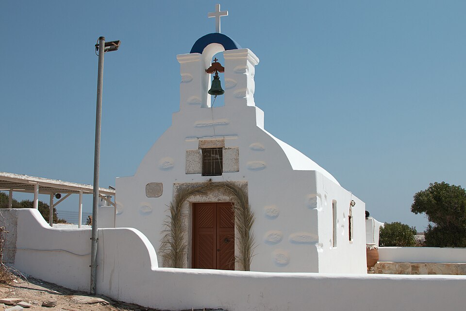 Kostel Panagia na ostrově Kato Koufonisi, s areálem pro poutníky. Se zbytky výzdoby po pouti. Kredit: Zde, Wikimedia Commons. Licence CC 4.0.