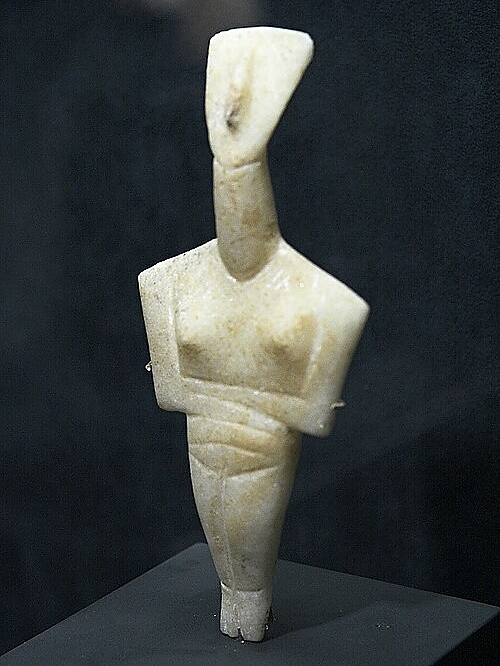 Kykladský „idol,“ ženská postava, varieta Chalandriani, mramor, výška 16 cm, pravděpodobně z ostrova Schinoussa, EC II, 2800-2300 před n.l. Goulandrisovo Muzeum kykladského umění v Athénách, NG 823. Kredit: Zde, Wikimedia Commons. Licence CC 3.0.