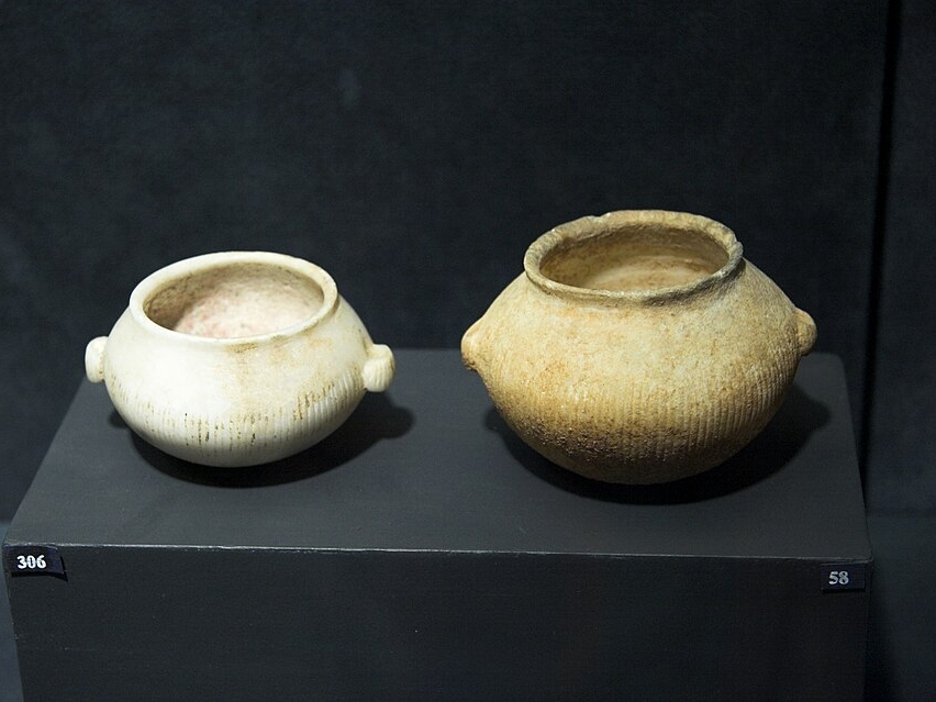 Mramorové nádobky s oušky (sférické pyxidy), zdobené drobnými svislými rýhami, 2800-2300 před n. l. Goulandrisovo Muzeum kykladského umění v Athénách. Ta vpravo ze Schinoussy má průměr 55 mm. Kredit: Zde, Wikimedia Commons. Licence CC 3.0.