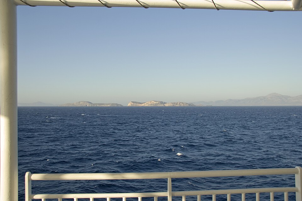 Blažené ostrovy z lodi plující z Donoussy, moře je zrovna naprosto mimořádně klidné. Kredit: Zde, Wikimedia Commons. Licence CC 4.0.