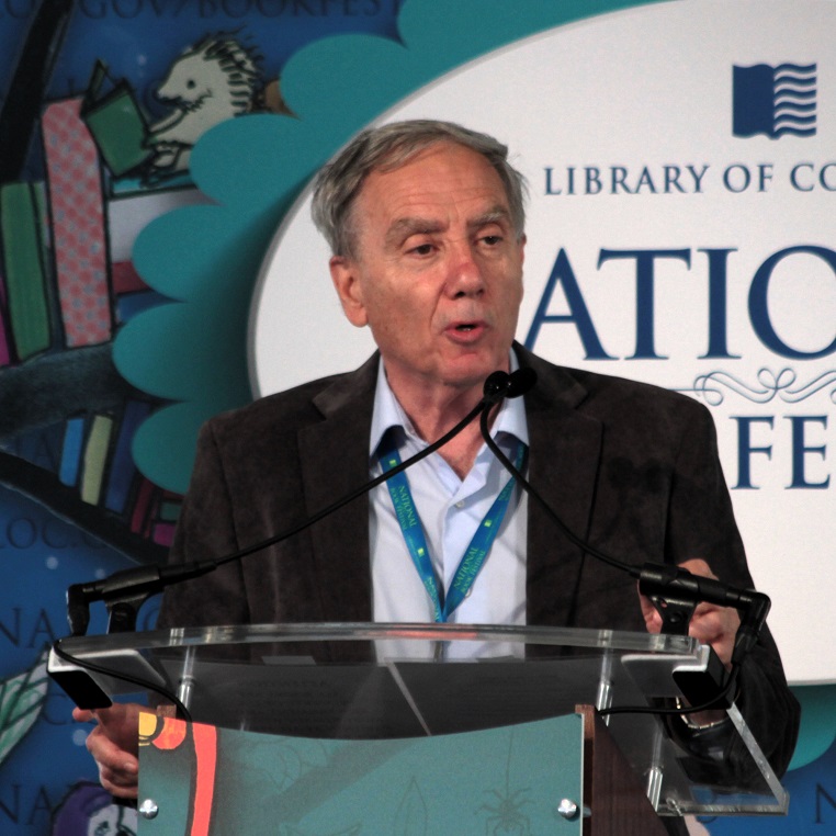 Mario Livio, ve Washingtonu na Mezinárodním knižním festivalu v roce 2013. Kredit: Jason Quinn