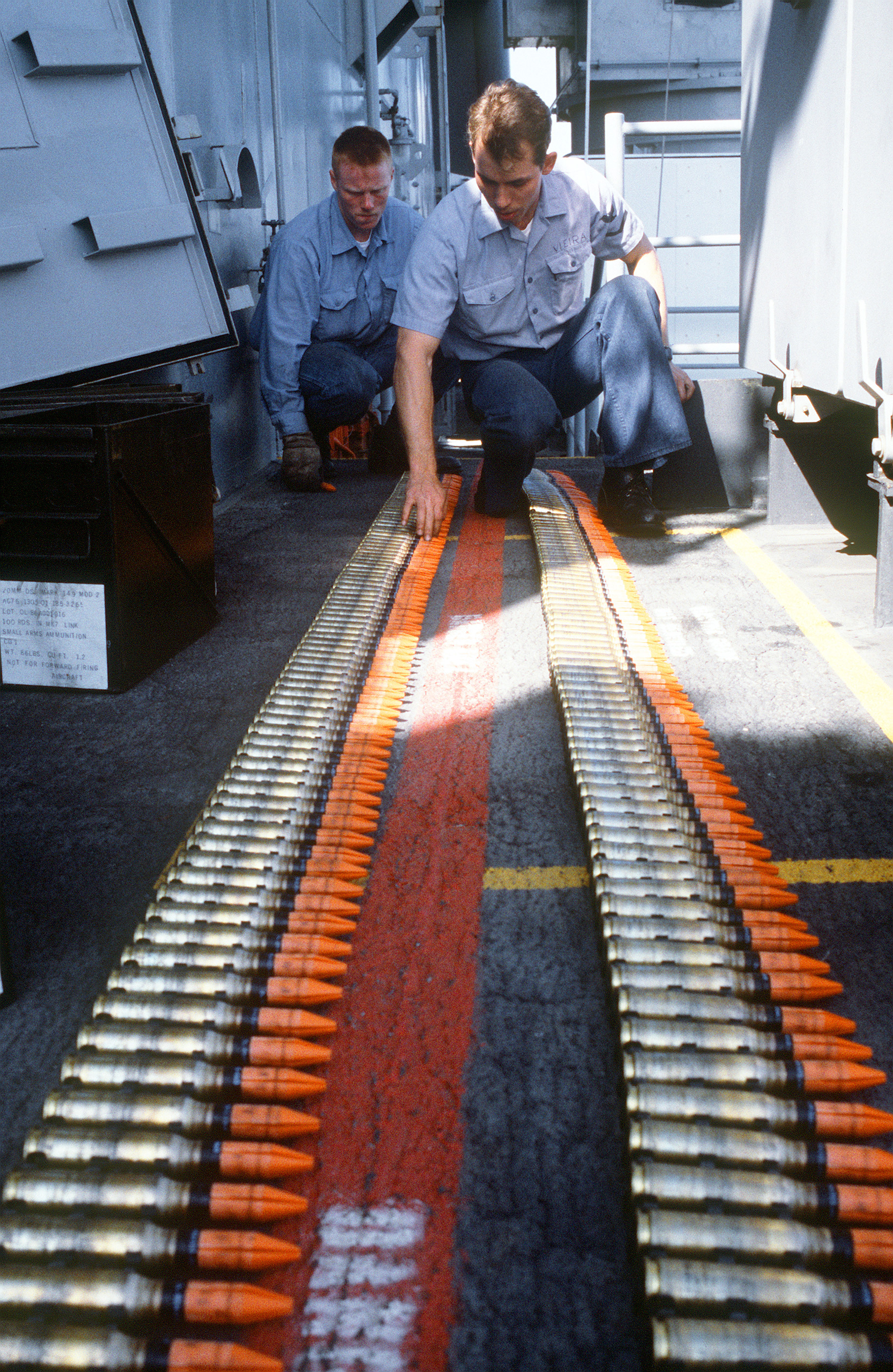 Nejčastější formou využití ochuzeného uranu je munice. Na obrázku jsou střely Mark 149 Mod 2 20mm pro Phalanx CIWS na palubě USS Missouri.