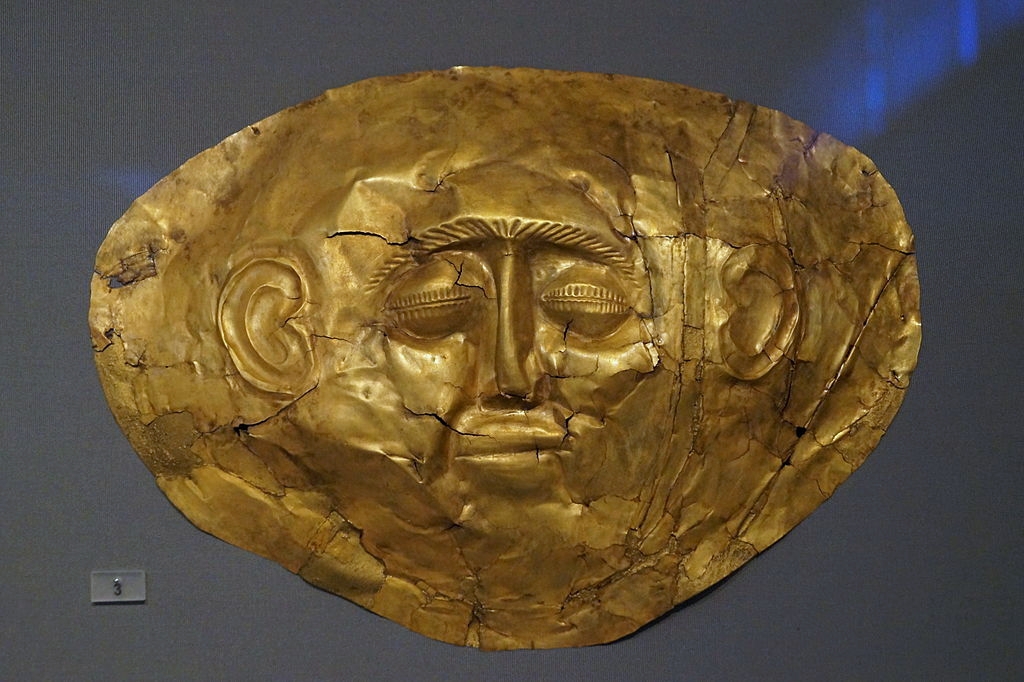 Zlatá maska z hrobu IV, 16. století před n. l. Národní archeologické muzeum v Athénách. Kredit: Schuppi, Wikimedia Commons.