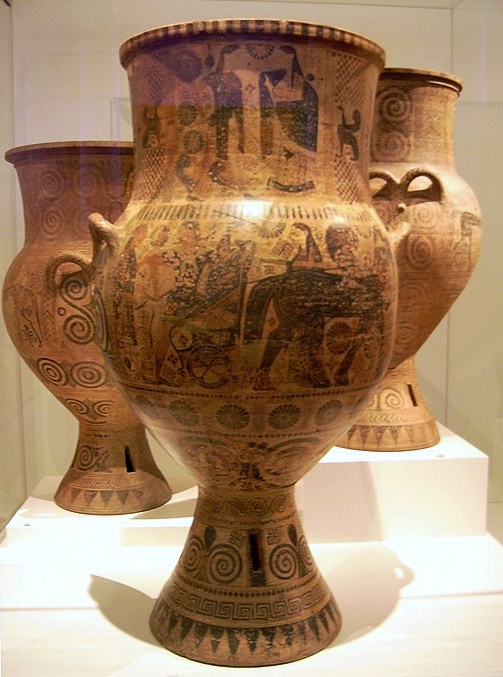 Velká amfora z Mélu, mélský styl, kolem 600 před n. l. Mélská verze ostrovní keramiky orientalizujícího typu, tzv. krásného stylu. Národní archeologické Muzeum v Athénách. Kredit: Marcus Cyron, Wikimedia Commons.