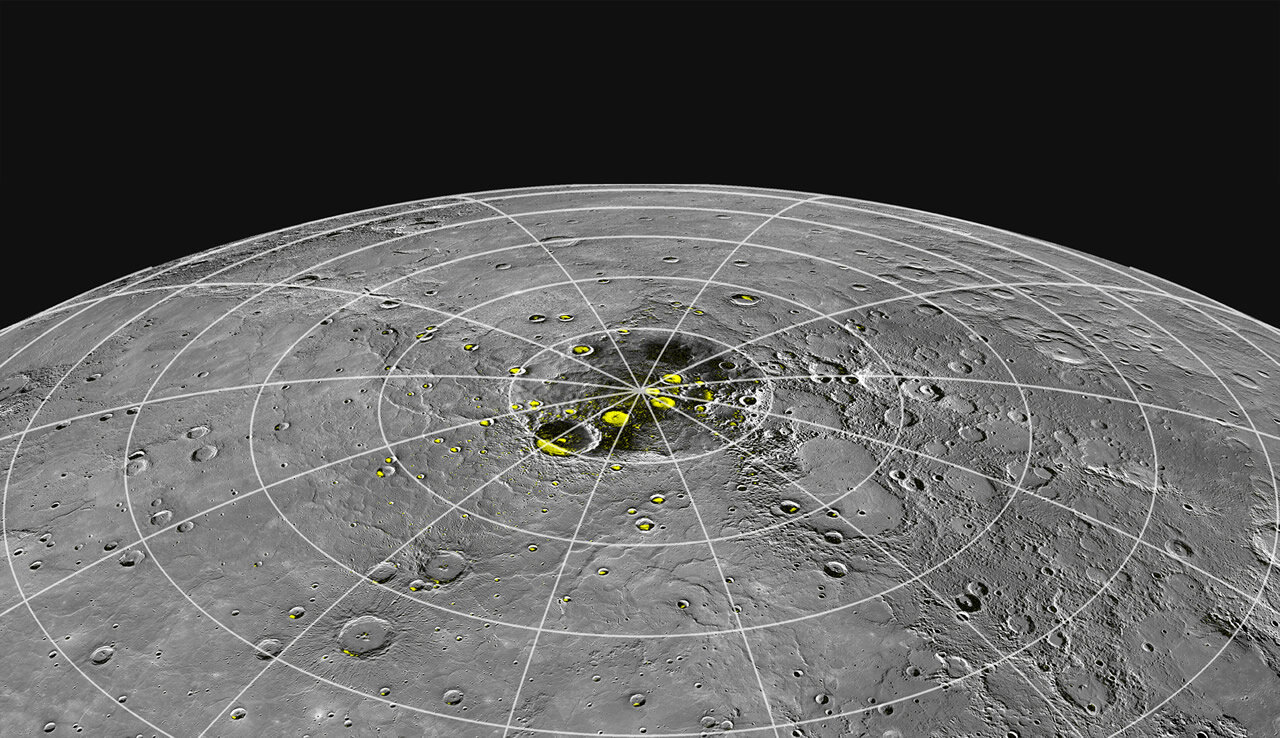 Z hlášení sondy NASA, která navštívila Merkur v roce 2011, je na pólech vodní led. Kredit: NASA / MESSENGER.