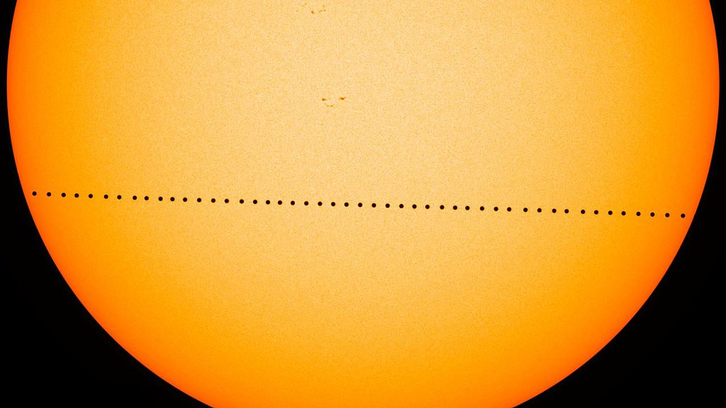 Kompozice z transitu Merkuru 9. 5. 2016. Kredit: NASA Goddard Space Flight Center, Wikimedia Commons.