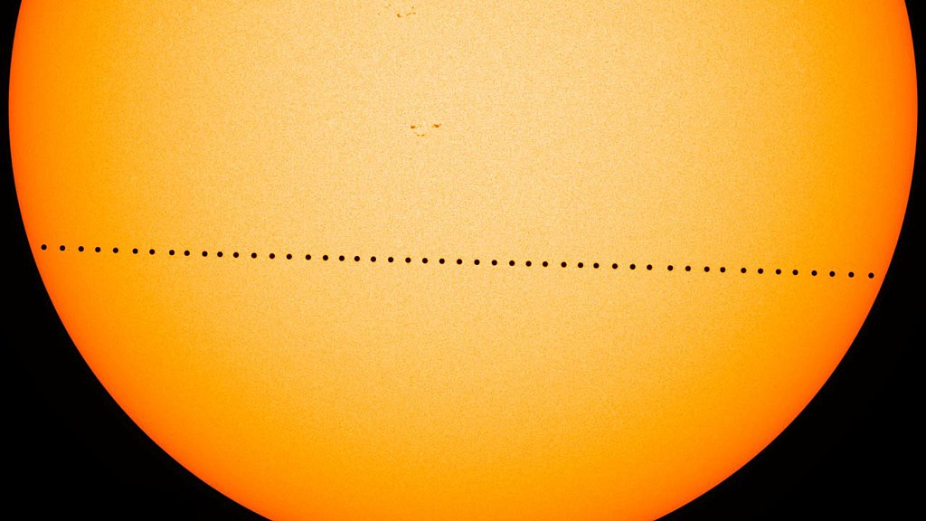 Kompozice z transitu Merkuru 9. 5. 2016. Kredit: NASA Goddard Space Flight Center, Wikimedia Commons.