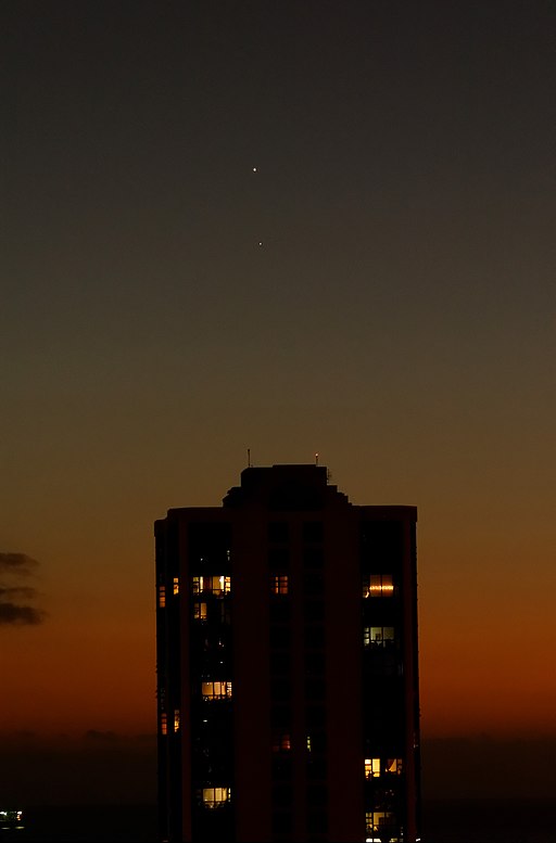 Venuše a Merkur 7. 1. 2015 z Honolulu, teď je ale víc vpravo a níž, zvláště ze střední Evropy. Zato Venuše je teď jasnější. Kredit: Daniel Ramirez, Wikimedia Commons .