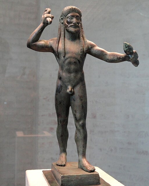 Zeus metající blesky. Pozdně archaická bronzová soška, asi začátkem 5. století před n. l. V pravé ruce drží blesk, v levé hromoklín. Glyptotéka v Mnichově, inv. č. 4339. Kredit: Daderot, Wikimedia Commons. Licence CC 1.0.