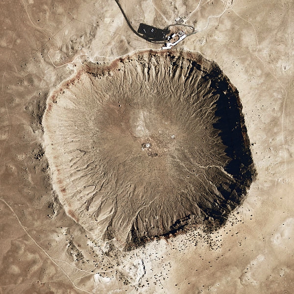 Meteor Crater v Arizoně. Vznikl asi před 50 tisíci let. Kredit: NASA Earth Observatory.