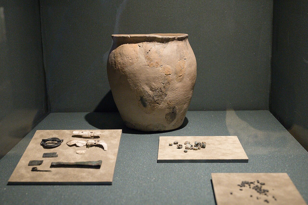 Nálezy ze staroslovanského žárového hrobu ženy, 6. století n. l. Praha Bohnice. Muzeum hlavního města Prahy. Kredit: Zde, Wikimedia Commons. Licence CC 4.0.