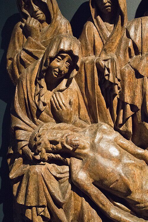 Oplakávání Krista z kostela P. Marie před Týnem. Mistr Týnské kalvárie, lipové dřevo bez polychromie, 1420–1430. Kredit: Zde, Wikimedia Commons. Licence CC 4.0.