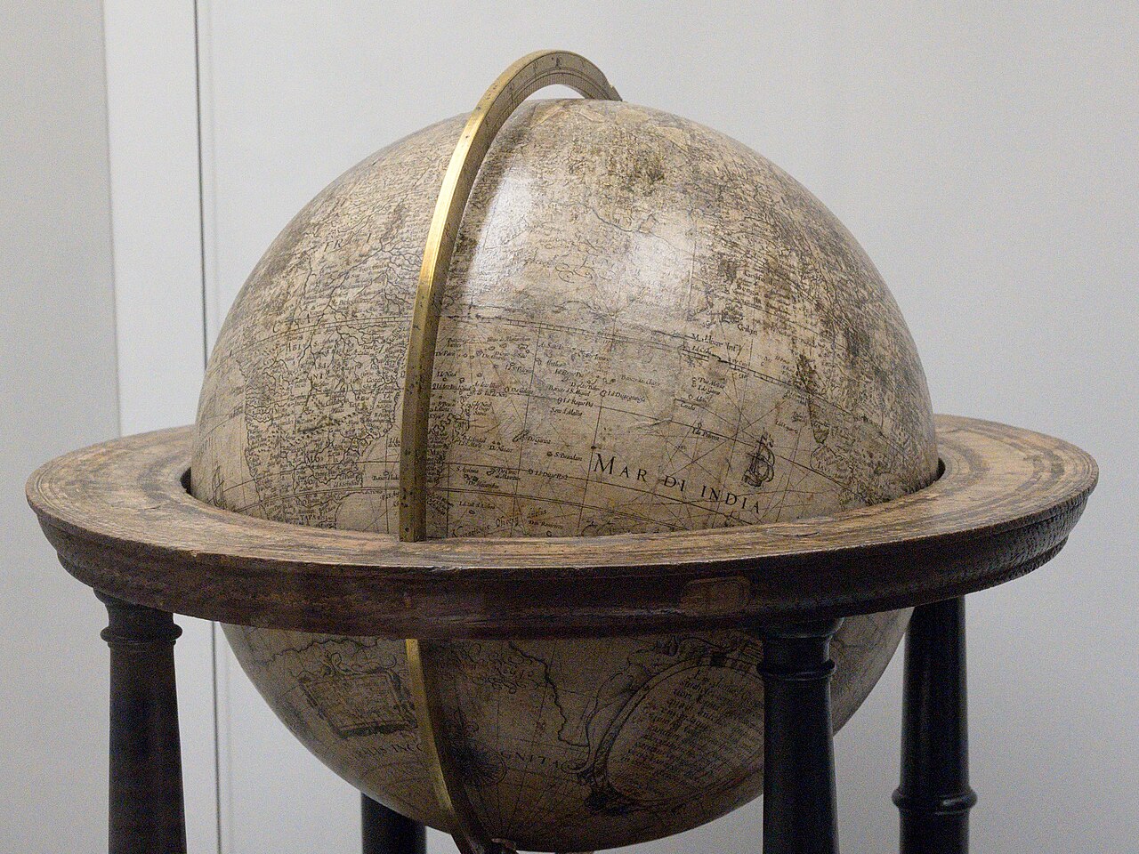 Glóbus (Země), signovaný J. Blaen, 1602. Muzeum hlavního města Prahy. Kredit: Zde, Wikimedia Commons. Licence CC 4.0.