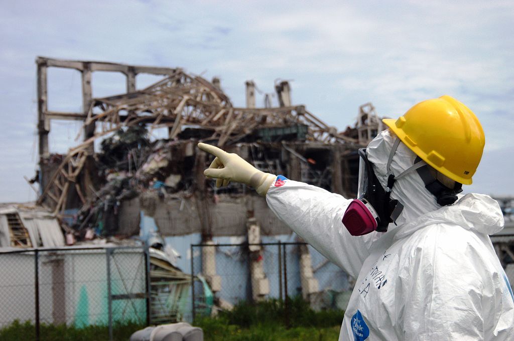 Tým IAEA zkoumá areál jaderné elektrárny ve Fukušimě. Kredit: Greg Webb / IAEA.