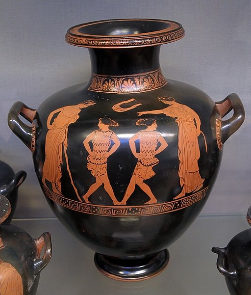 Holky tancují, 430 před n. l. British Museum. Kredit: Phiale Painter via Vassil, Wikimedia Commons.