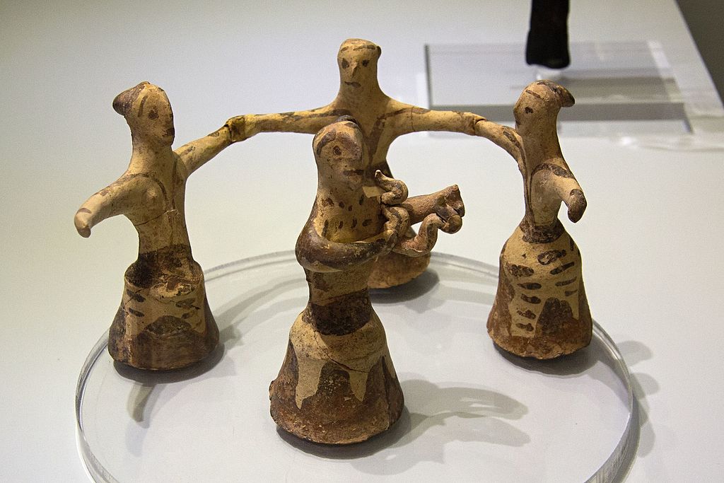 Tanec žen. Uprostřed je jedna s lyrou (ne s hady, i když to tak trochu vypadá). Palaikastro, postpalácové období, 1350-1300 před n. l. Archeologické muzeum v Irakliu (Heraklion). Kredit: Zde, Wikimedia Commons