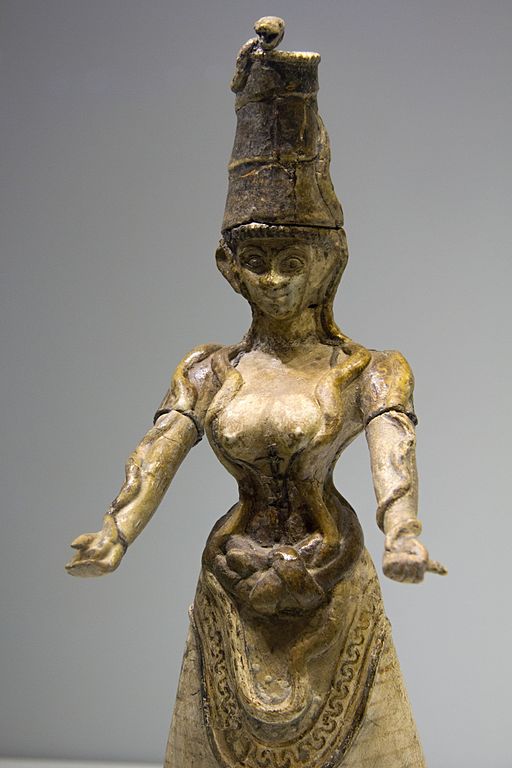 Druhá Hadí bohyně z Knóssu, období nových paláců, 1650-1550 před n. l. Archeologické muzeum v Irakliu (Heraklion), skříň 83. Kredit: Zde, Wikimedia Commons.