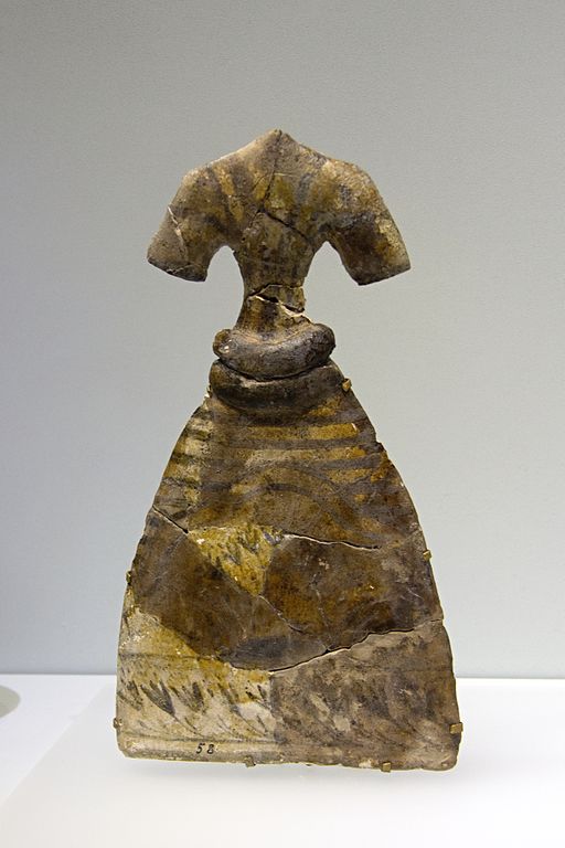 Model bohatě zdobených šatů může zobrazovat skutečné oděvy určené bohyni. Fajáns. Knóssos, Temple Repositories, 1650-1550 před n. l. Archeologické muzeum v Irakliu (Heraklion). Kredit: Zde, Wikimedia Commons