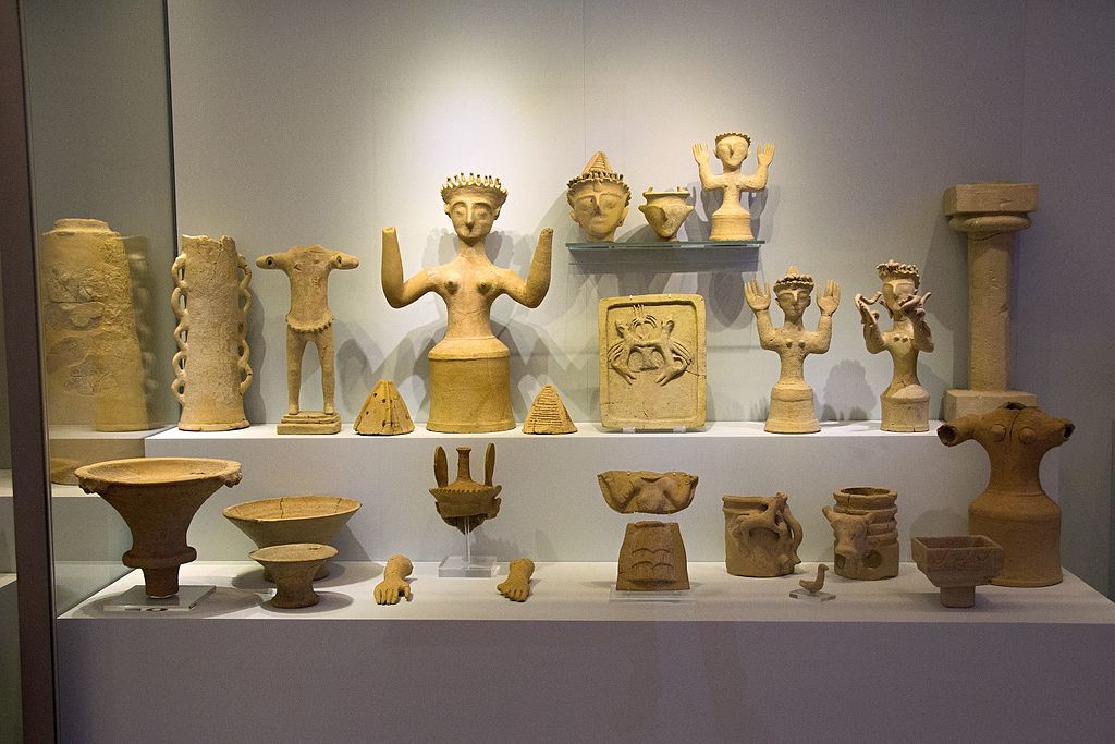 Kolekce sakrálních terakot. Kania, Gortys, 1300-1200 před n. l. Archeologické muzeum v Irakliu (Heraklion). Kredit: Zde, Wikimedia Commons.