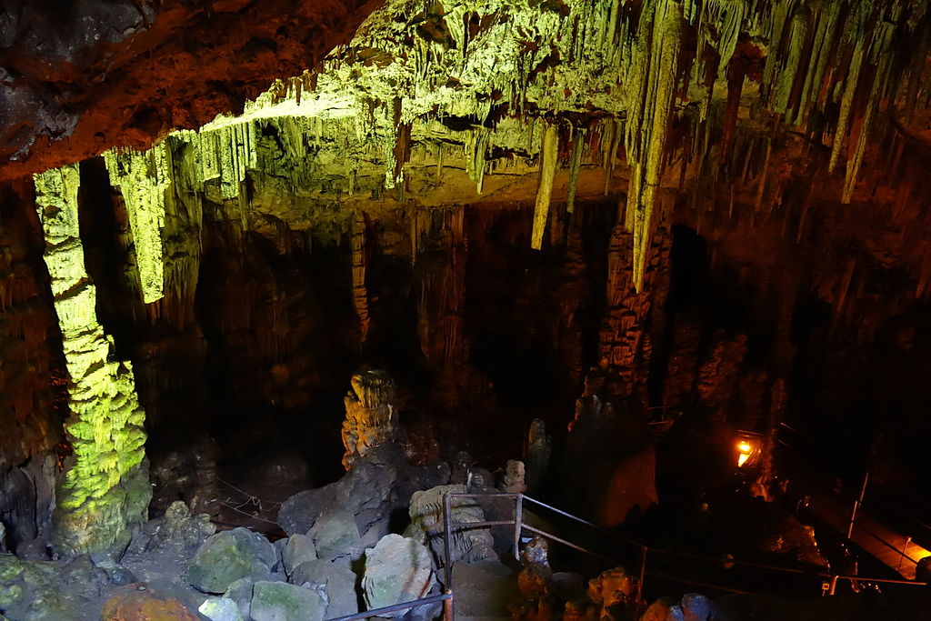 Diktijská jeskyně nad Psychro u planiny Lasithi, 1025 m n. m., turistikou proměněná v cirkus. Kredit: ?? ??, Wikimedia Commons.
