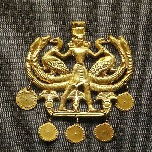 Paní zvířat. Minojský zlatý šperk, egyptský vliv, 1700-1500 před n. l. British Museum. Kredit: Jean-Pierre Dalbéra, Wikimedia Commons.
