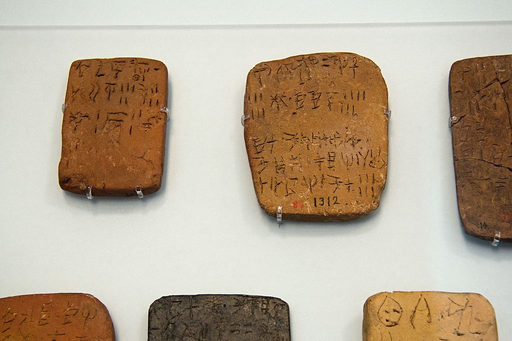 Tabulky s nápisy v lineárním písmu A. Kréta, asi 15. století před n. l. Archeologické muzeum v Irakliu. Kredit: Zde, Wikimedia Commons.
