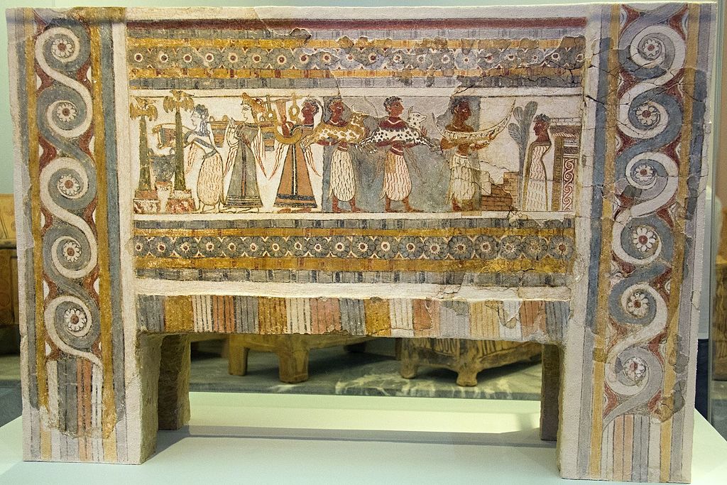 Sarkofág z Agia Triady, strana 2. Minojský pohřební rituál. Patrný je Egyptský vliv i souvislosti s mykénskou kulturou. 1370-1320 před n. l. Archeologické muzeum v Irakliu (Heraklionu). Kredit: Zde, Wikimedia Commons.