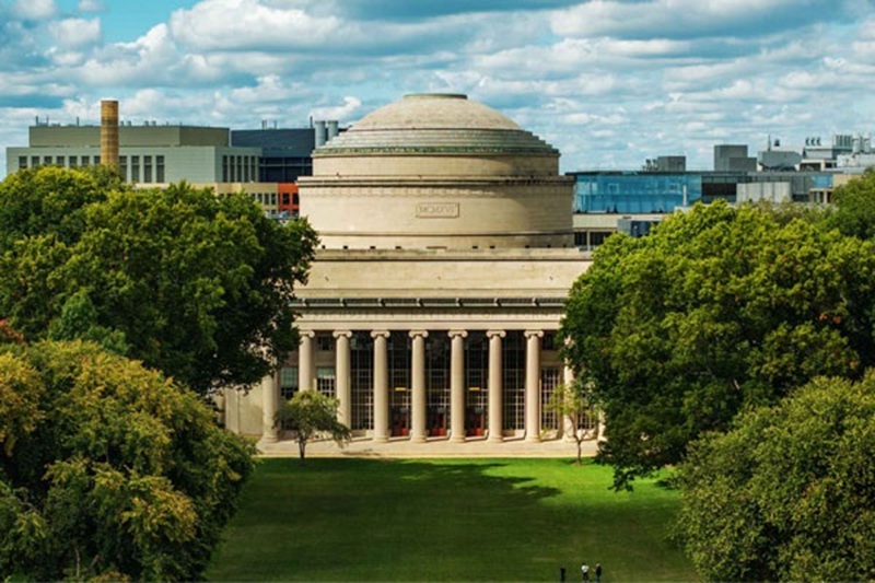 Massachusettský technologický institut, Cambridge.   Přestože je Whiteheadův institut finančně i manažersky zcela nezávislý, udržuje velmi úzké akademické spojenectví s Massachusettským technologickým institutem (MIT). Všichni profesoři působící ve W